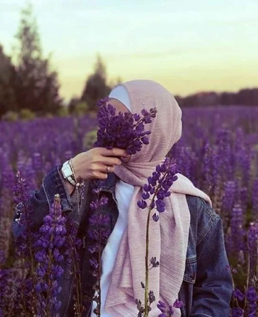 صور بنات حلوة تحمل ورد بنفسجى