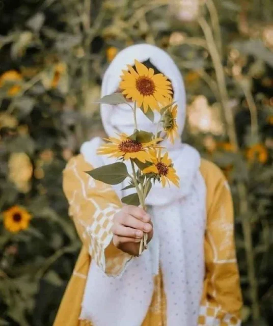 صورة حلوة لبنت تحمل ورد اصفر