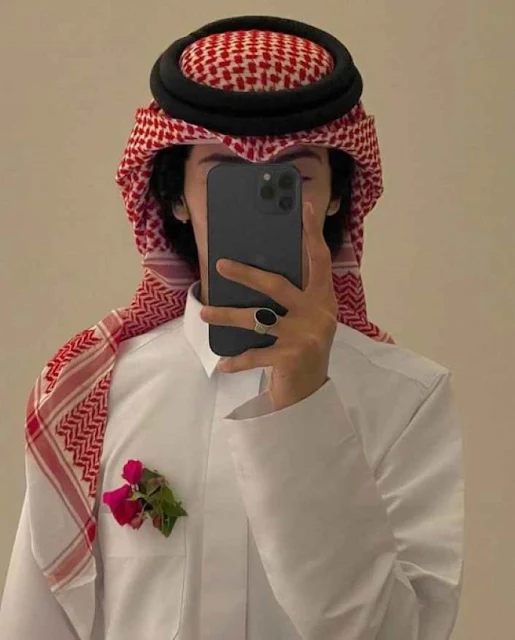 صورة شاب حلوة جدا يمسك ايفون ويصور